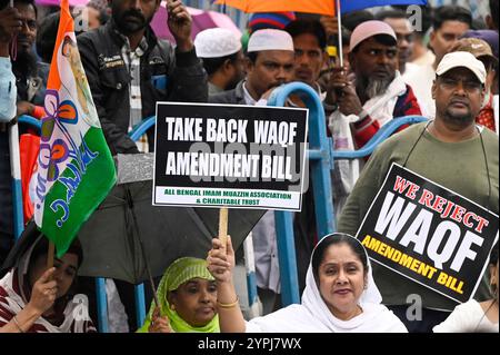 Kolkata, India. 30 novembre 2024. KOLKATA, INDIA - NOVEMBRE 30: Attivisti del Congresso Trinamool del Bengala Occidentale protesta delle cellule minoritarie contro il Waqf Amendment Bill 2024 all'Esplanade il 30 novembre 2024 a Kolkata, India. (Foto di Samir Jana/Hindustan Times/Sipa USA ) credito: SIPA USA/Alamy Live News Foto Stock