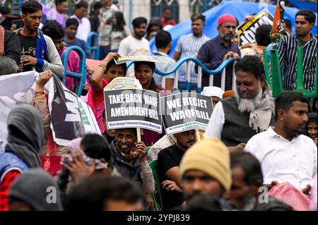 Kolkata, India. 30 novembre 2024. KOLKATA, INDIA - NOVEMBRE 30: Attivisti del Congresso Trinamool del Bengala Occidentale protesta delle cellule minoritarie contro il Waqf Amendment Bill 2024 all'Esplanade il 30 novembre 2024 a Kolkata, India. (Foto di Samir Jana/Hindustan Times/Sipa USA ) credito: SIPA USA/Alamy Live News Foto Stock