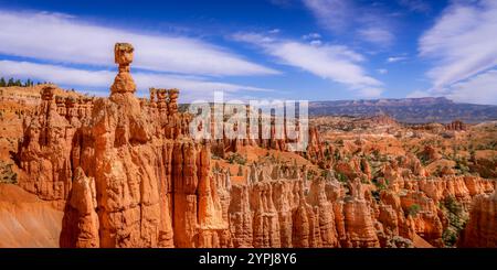 Thor's Hammer si erge come una torreggiante sentinella nel paesaggio ultraterreno del Bryce Canyon National Park. Scolpito dalle mani paziente del tempo, questo ico Foto Stock