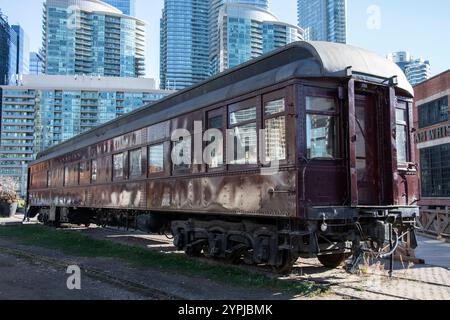 Vagone ferroviario Canadian Pacific al Roundhouse Park su Bremner Boulevard nel centro di Toronto, Ontario, Canada Foto Stock