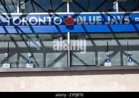 Insegna Toronto Blue Jays su Rogers Centre su Blue Jays Way nel centro di Toronto, Ontario, Canada Foto Stock