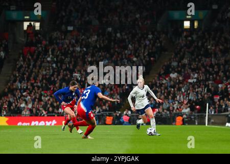 Londra, Regno Unito. 30 novembre 2024. Alex Greenwood, l'Inghilterra, corre con la palla durante la partita amichevole internazionale femminile Inghilterra contro Stati Uniti al Wembley Stadium, Londra, Regno Unito, 30 novembre 2024 (foto di Izzy Poles/News Images) a Londra, Regno Unito, il 30/11/2024. (Foto di Izzy Poles/News Images/Sipa USA) credito: SIPA USA/Alamy Live News Foto Stock
