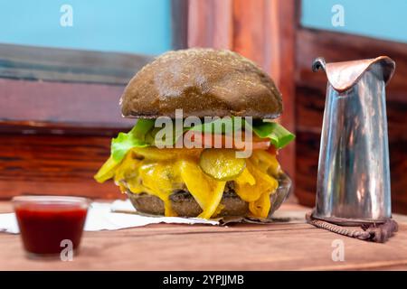 Panino rustico tradizionale con formaggio cheddar, verdure e pane australiano in una fotografia creativa e in un ambiente accogliente Foto Stock