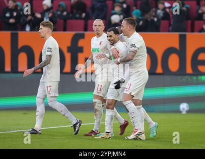 Augusta, Germania. 30 novembre 2024. I giocatori del FC Augsburg festeggiano un gol durante la partita di calcio di prima divisione della Bundesliga tra FC Augsburg e VfL Bochum ad Augusta, Germania, 30 novembre 2024. Crediti: Philippe Ruiz/Xinhua/Alamy Live News Foto Stock