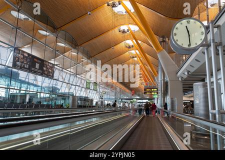 I passeggeri attraversano il Terminal T4S dell'aeroporto Madrid-Barajas di Madrid, Spagna. Foto Stock