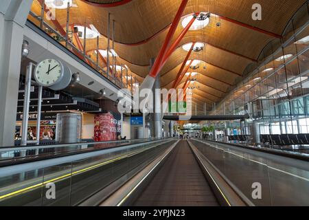 I passeggeri attraversano il Terminal T4S dell'aeroporto Madrid-Barajas di Madrid, Spagna. Foto Stock