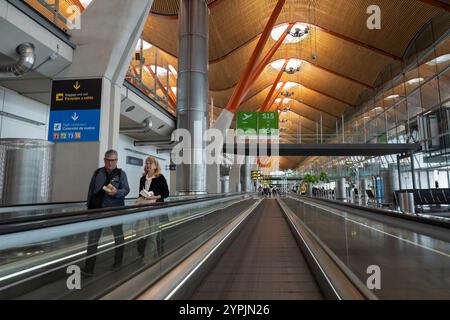 I passeggeri attraversano il Terminal T4S dell'aeroporto Madrid-Barajas di Madrid, Spagna. Foto Stock