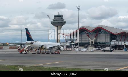 Vista del Terminal T4S dell'aeroporto Madrid-Barajas dalla linea di volo di Madrid, Spagna. Foto Stock