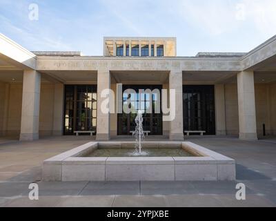 La fontana nel cortile d'ingresso della George W. Bush Presidential Library and Museum di Dallas, Texas. Foto Stock