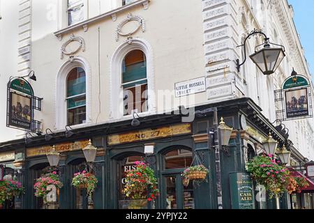 Londra, Regno Unito - 20 settembre 2024: Esterno del pub con decorazioni floreali nella zona di Bloomsbury a Londra vicino al British Museum Foto Stock