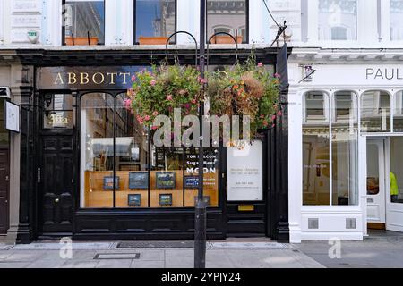 Londra, Regno Unito - 20 settembre 2024: Negozio d'arte nella zona di Bloomsbury a Londra vicino al British Museum Foto Stock