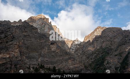 la luce del sole mattutino illumina le cime rocciose dell'himalaya Foto Stock
