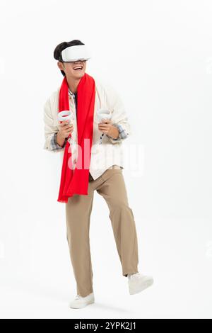 Giovane uomo asiatico che indossa un gioco VR sulla testa Foto Stock