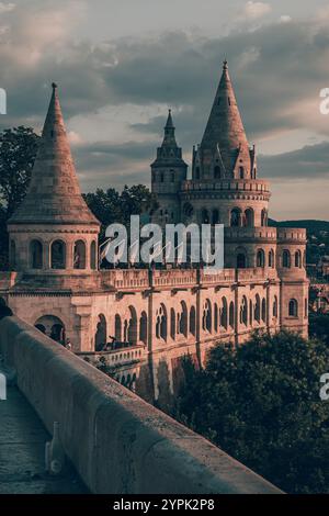 Vista fotografica d'epoca sul vecchio Bastione dei pescatori di Budapest al mattino Foto Stock