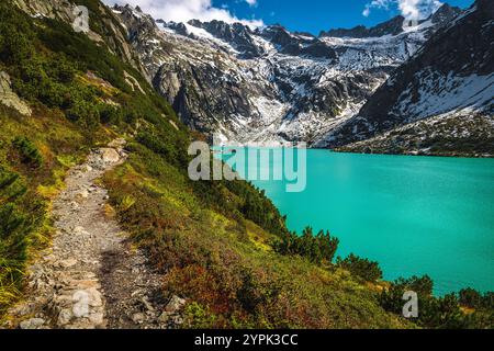 Fantastico e stretto sentiero escursionistico sulle rive del lago Gelmersee, passo Grimsel, Oberland Bernese, Svizzera, Europa Foto Stock