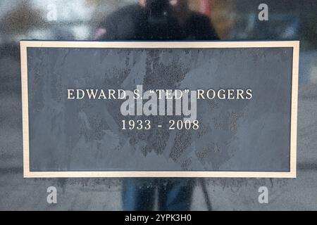 Targa per la statua Edward S. "Ted" Rogers al Rogers Centre sulla Blue Jays Way nel centro di Toronto, Ontario, Canada Foto Stock