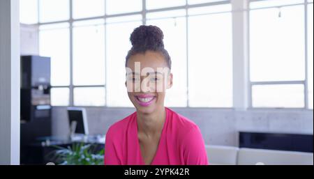 Collega afroamericano in carica, armi incrociate Foto Stock
