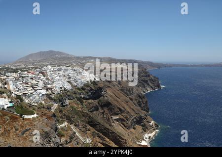 Fira, Grecia. 19 luglio 2022. La città di Fira, sul bordo della scogliera che si affaccia sulla caldera di Santorini, nelle Cicladi, Grecia. (Foto di Apolline Guillerot-Malick/SOPA Images/Sipa USA) credito: SIPA USA/Alamy Live News Foto Stock