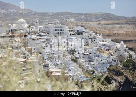 Fira, Grecia. 19 luglio 2022. La città di Fira, sul bordo della scogliera che si affaccia sulla caldera di Santorini, nelle Cicladi, Grecia. (Foto di Apolline Guillerot-Malick/SOPA Images/Sipa USA) credito: SIPA USA/Alamy Live News Foto Stock