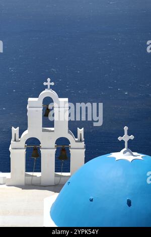 Fira, Egeo meridionale, Grecia. 19 luglio 2022. La Chiesa dell'Ascensione della Beata Vergine Maria, a Fira, sull'isola di Santorini nelle Cicladi, in Grecia, nota anche come Chiesa Cattolica della Dormizione o Chiesa delle tre Campane. (Credit Image: © Apolline Guillerot-Malick/SOPA Images via ZUMA Press Wire) SOLO PER USO EDITORIALE! Non per USO commerciale! Foto Stock