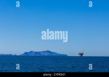 Vecchia piattaforma abbandonata per la perforazione di arrugginiti marini nell'oceano vicino alle Isole del Canale, in California Foto Stock