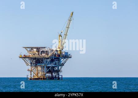 Vecchia piattaforma abbandonata per la perforazione di arrugginiti marini nell'oceano vicino alle Isole del Canale, in California Foto Stock