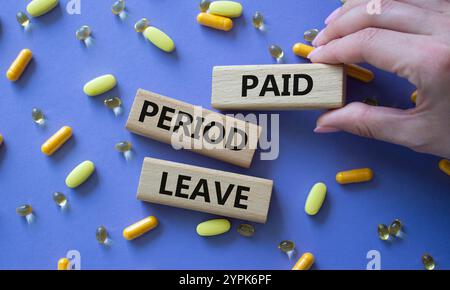 Simbolo del periodo di congedo pagato. Le parole concettuali periodo pagato lasciano su blocchi di legno. Bellissimo sfondo viola con pillole. Mano del dottore. Assistenza sanitaria e pagata P Foto Stock