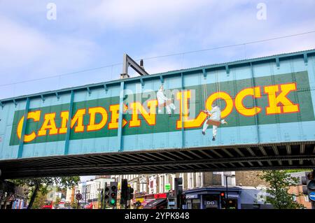 Cartello di Camden Lock sul sottopassaggio, Camden High Street, Camden Town, London Borough of Camden, Greater London, England, Regno Unito Foto Stock