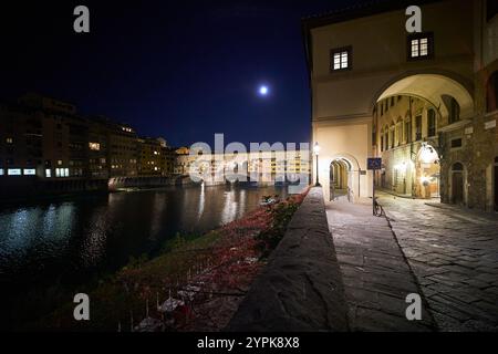 Fiume Arno e Ponte Vecchio di notte a Firenze, Italia Foto Stock