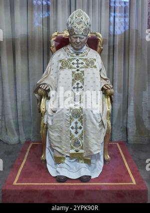 Una statua simbolica di Papa Giovanni Paolo II si trova presso il Convento francescano di San Giovanni Rotondo a San Giovanni Rotondo, Italia, il 3 ottobre 2024. (Foto di Matteo della Torre/NurPhoto)0 credito: NurPhoto SRL/Alamy Live News Foto Stock