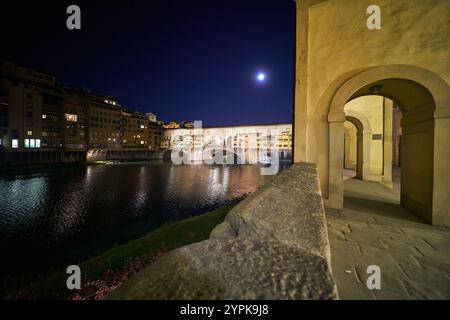 Fiume Arno e Ponte Vecchio di notte a Firenze, Italia Foto Stock