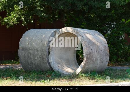 Due anelli di cemento giacciono per strada Foto Stock