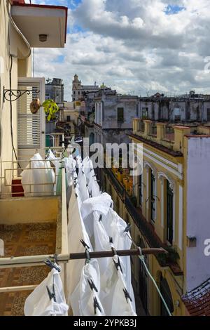 Asciugare i vestiti sul balcone a l'Avana Foto Stock