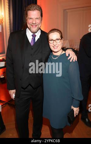 Tetje Mierendorf und mit Ehefrau Cornelia Beim Movie Meets Media Event nell'Hotel Atlantic. Amburgo, 30.11.2024 *** Tetje Mierendorf e sua moglie Cornelia all'evento Movie Meets Media presso l'Hotel Atlantic Hamburg, 30 11 2024 foto:xgbrcix/xFuturexImagex media 4202 Foto Stock