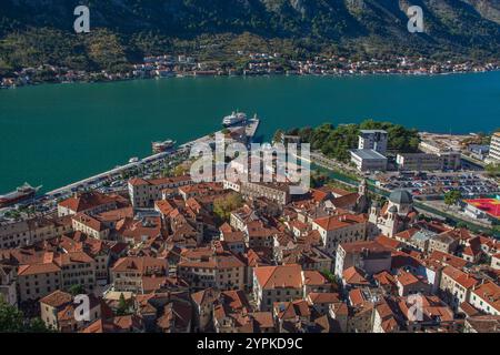 Vista dall'alto della città vecchia di Cattaro dalle sue mura, mostrando la baia e le montagne, la baia di Cattaro, il Montenegro e l'Europa. Foto Stock