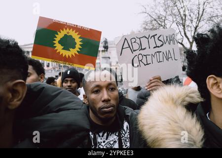 Londra, Regno Unito. 30 novembre 2024. Il gruppo Oromo Liberation organizza una protesta a Londra, sostenendo la giustizia e i diritti umani per il popolo Oromo. I manifestanti richiamano l'attenzione sulla persecuzione e l'emarginazione in corso della comunità Oromo in Etiopia, chiedendo l'intervento internazionale e la responsabilità. La manifestazione cerca di amplificare le voci delle persone colpite e di sottolineare l'urgente necessità di giustizia e uguaglianza. (Foto di Joao Daniel Pereira/Sipa USA) credito: SIPA USA/Alamy Live News Foto Stock