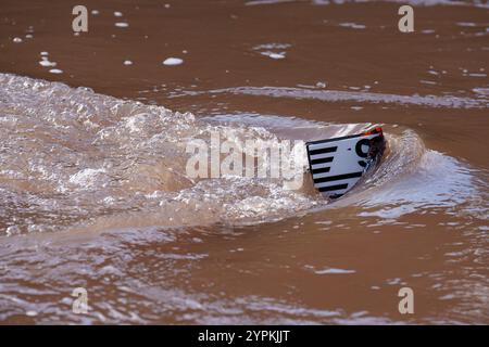 Il marchio coperto di alta quota sul fiume Wye dopo la tempesta Bert inondò molte comunità gallesi meridionali, il 27 novembre 2024, a Brockweir, Gloucestershire, Inghilterra. Foto Stock