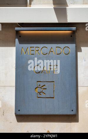 Logrono, Spagna - 26 maggio 2024: L'insegna del Mercado Cafe a Logrono Foto Stock