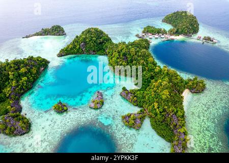 Lagune e piccole isole nel remoto arcipelago di Sombori sul lato orientale di sulawesi in indonesia, isolette tropicali isolate, vista aerea Foto Stock