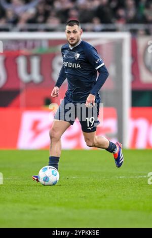 Augusta, Germania. 30 novembre 2024. Calcio: Bundesliga, FC Augsburg - VfL Bochum, Matchday 12, WWK-Arena. Il Matus Bero di Bochum in azione. Credito: Harry Langer/dpa - NOTA IMPORTANTE: In conformità con le normative della DFL German Football League e della DFB German Football Association, è vietato utilizzare o far utilizzare fotografie scattate nello stadio e/o della partita sotto forma di immagini sequenziali e/o serie di foto video./dpa/Alamy Live News Foto Stock