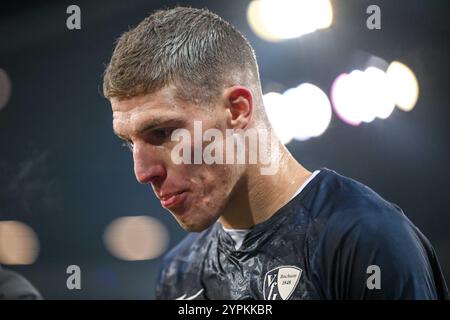 Augusta, Germania. 30 novembre 2024. Calcio: Bundesliga, FC Augsburg - VfL Bochum, Matchday 12, WWK-Arena. Jakov Medic di Bochum reagisce insoddisfatto. Credito: Harry Langer/dpa - NOTA IMPORTANTE: In conformità con le normative della DFL German Football League e della DFB German Football Association, è vietato utilizzare o far utilizzare fotografie scattate nello stadio e/o della partita sotto forma di immagini sequenziali e/o serie di foto video./dpa/Alamy Live News Foto Stock