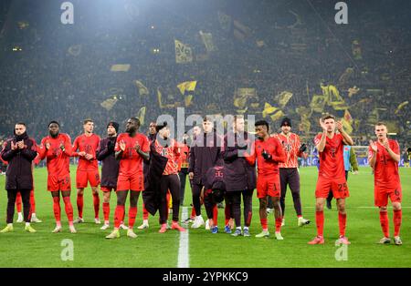 Squadra M dopo la partita davanti ai tifosi, team, vr Joshua KIMMICH (M), Thomas MUELLER (Muller, M), Eric DIER (M), Kingsley COMAN (M), portiere Daniel PERETZ (M), Adam AZNOU BEN CHEIKH (M), Dayot UPAMECANO (M), Konrad LAIMER (M), Leon GORETZKA (M), Alphonso DAVIES (M), Arijon IBRAHIMOVIC (M) calcio 1. Bundesliga, 12.Matchday, Borussia Dortmund (DO) - FC Bayern Monaco (M) 1:1, il 30 novembre 2024 a Dortmund/Germania. Le normative #DFL vietano qualsiasi uso di fotografie come sequenze di immagini e/o quasi-video # Foto Stock