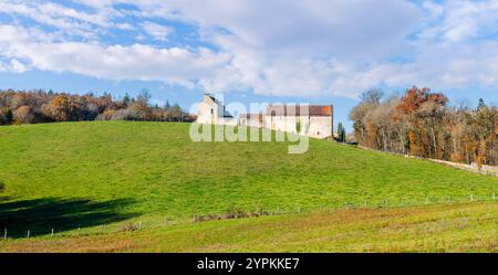 Una fattoria nella campagna di Aveyron a Martiel, ad Aveyron, Occitanie, Francia. Foto Stock