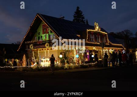 Vechtaer Weihnachtshaus erleuchtet rechtzeitig zum 1. Advent / 30.11.2024, Friedrich Kenkel Straße 1, Vechta, Vechtaer Weihnachtshaus erleuchtet rechtzeitig zum 1. Advent, im Bild Rechtzeitig zum 1. Advent Hat der 63 Zollbeamte auf dem Bremer Airport Michael Mousett sein Weihnachtshaus in Seiner Heimatstadt Vechta zum erleuchten gebracht. über 100,000 LED Lampen fingen an zu leuchten, als die Sonne hinter dem Horizont verschwand. Rund zwei Wochen Hat Mousett gebraucht um nach dreijähriger Pause sein Elternhaus wieder zum erleuchten zu bringen - Die Corona Krise verhinderte das Spektakel in der Foto Stock