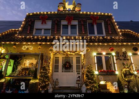 Vechtaer Weihnachtshaus erleuchtet rechtzeitig zum 1. Advent / 30.11.2024, Friedrich Kenkel Straße 1, Vechta, Vechtaer Weihnachtshaus erleuchtet rechtzeitig zum 1. Advent, im Bild Rechtzeitig zum 1. Advent Hat der 63 Zollbeamte auf dem Bremer Airport Michael Mousett sein Weihnachtshaus in Seiner Heimatstadt Vechta zum erleuchten gebracht. über 100,000 LED Lampen fingen an zu leuchten, als die Sonne hinter dem Horizont verschwand. Rund zwei Wochen Hat Mousett gebraucht um nach dreijähriger Pause sein Elternhaus wieder zum erleuchten zu bringen - Die Corona Krise verhinderte das Spektakel in der Foto Stock