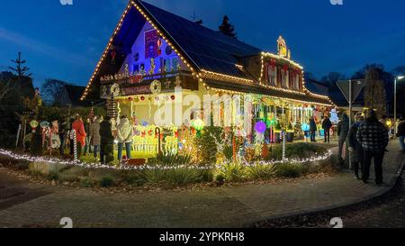 Vechtaer Weihnachtshaus erleuchtet rechtzeitig zum 1. Advent / 30.11.2024, Friedrich Kenkel Straße 1, Vechta, Vechtaer Weihnachtshaus erleuchtet rechtzeitig zum 1. Advent, im Bild Rechtzeitig zum 1. Advent Hat der 63 Zollbeamte auf dem Bremer Airport Michael Mousett sein Weihnachtshaus in Seiner Heimatstadt Vechta zum erleuchten gebracht. über 100,000 LED Lampen fingen an zu leuchten, als die Sonne hinter dem Horizont verschwand. Rund zwei Wochen Hat Mousett gebraucht um nach dreijähriger Pause sein Elternhaus wieder zum erleuchten zu bringen - Die Corona Krise verhinderte das Spektakel in der Foto Stock