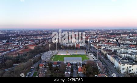 München, Deutschland, 30. Novembre 2024: Hier der Blick in München auf die Skyline, Häuser, Häusermeer vom Stadtteil Giesing, sowie das Städtische Stadion an der Grünwalder Strasse, Grünwalderstadion, Fussballstadion in der Dämmerung Bild darf nur Redaktionell genutzt werden *** Monaco di Baviera, Germania, 30 novembre 2024 Ecco la vista a Monaco di Baviera dello skyline, case, mare delle case del quartiere Giesing, nonché dello stadio municipale Grünwalder Grünwalderstadion, può essere utilizzato solo per la stampa Foto Stock