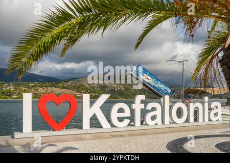 Lungomare della città di Argostoli sull'isola di Cefalonia, Mar Ionio, Grecia Foto Stock