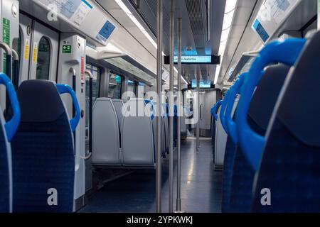 Berkshire, Regno Unito. 27 novembre 2024. All'interno di uno dei nuovi treni della South Western Railway Arterio in rotta per London Waterloo. I primi treni Arterio trasportavano passeggeri tra Londra Waterloo e Windsor nel gennaio 2024. Molti pendolari non sono soddisfatti dei nuovi treni e dicono che sono sconnessi, rumorosi e hanno meno servizi per i pendolari che lavorano sui treni rispetto ai treni precedenti. Crediti: Maureen McLean/Alamy Foto Stock