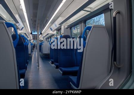 Berkshire, Regno Unito. 27 novembre 2024. All'interno di uno dei nuovi treni della South Western Railway Arterio in rotta per London Waterloo. I primi treni Arterio trasportavano passeggeri tra Londra Waterloo e Windsor nel gennaio 2024. Molti pendolari non sono soddisfatti dei nuovi treni e dicono che sono sconnessi, rumorosi e hanno meno servizi per i pendolari che lavorano sui treni rispetto ai treni precedenti. Crediti: Maureen McLean/Alamy Foto Stock